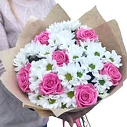 buket-belyih-hrizantem-i-roz-zlata-700x700.jpg